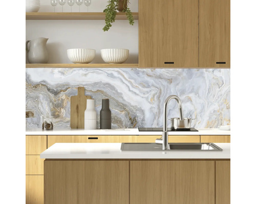 Küchenszene mit Marmor-Wandpaneel, Spüle und Holzelementen