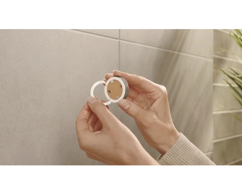 Hände halten magnetischen Seifenhalter zur Wandmontage