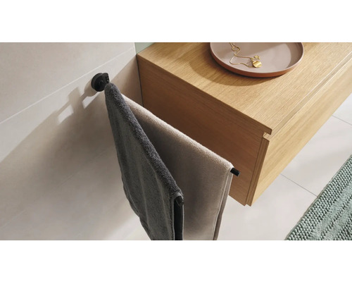 Zwei Handtücher hängen an einem Handtuchhalter im Badezimmer.