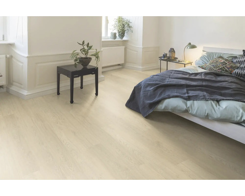 Schlafzimmer mit hellem Holzlaminat, Bett und Nachttisch