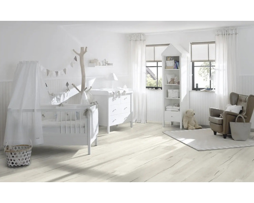 Helles Kinderzimmer mit Kinderbett, Kommode, Regal und Sessel