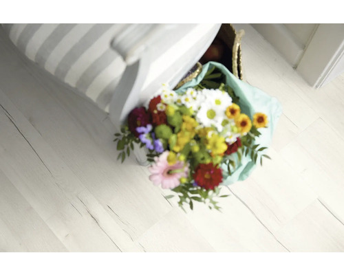 Blick auf einen hellen Holzboden mit Blumenstrauß