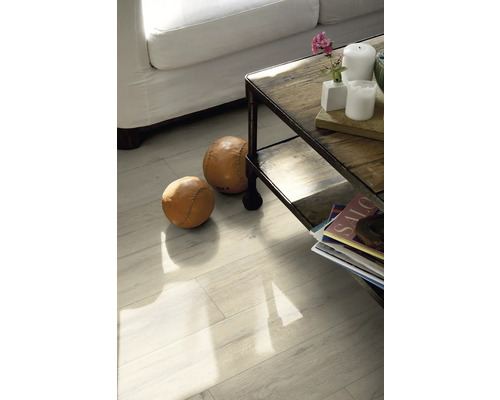 Wohnzimmer mit hellem Laminatboden, Couch und Tisch