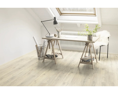 Heller Raum mit Laminatboden, Schreibtisch auf Böcken und Dachfenster für eine freundliche Atmosphäre.