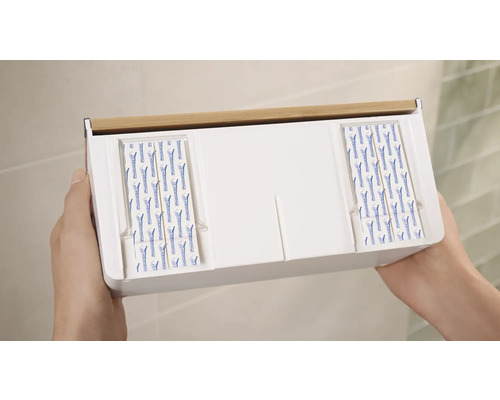 Aufbewahrungsbox für Werkzeuge mit Holzdeckel in Händen gehalten