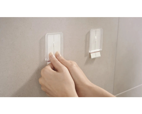 Anbringen eines Klebehakens im Badezimmer