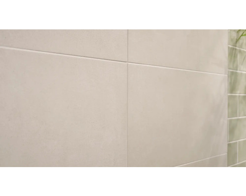 Nahaufnahme von hellen Wandfliesen mit länglichen Fugen