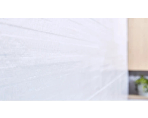 Nahaufnahme einer Wandfliese mit horizontaler Struktur