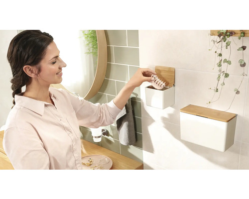 Badezimmer Szene mit Frau, Waschbecken und Wandboxen aus Stahl mit Bambusdeckel