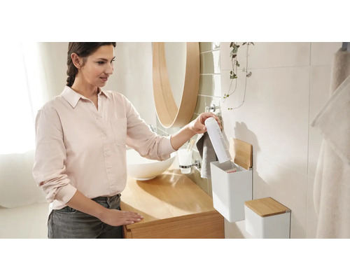 Badezimmer Szene mit Frau, Waschbecken und wandmontierten Aufbewahrungsboxen