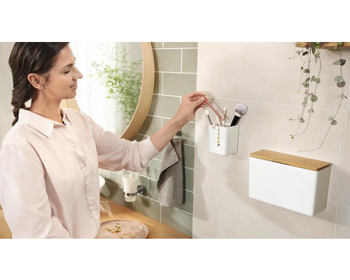 Badezimmerszene mit Kosmetikbehälter, Kosmetikpinseln und Frau