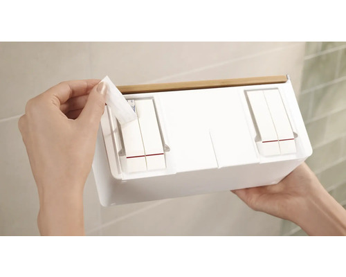 Feuchttücherbox mit Bambusdeckel in der Hand