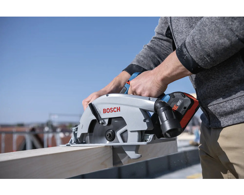 Bosch Logo. Akku-Kreissäge im Einsatz beim Sägen von Holz.