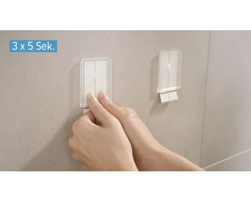 Anbringen eines Klebestreifens an der Wand