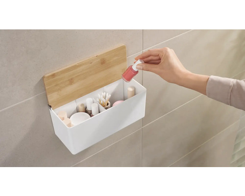 Badezimmeraufbewahrung mit Holzdeckel und Hand, die Nagellack hinzufügt