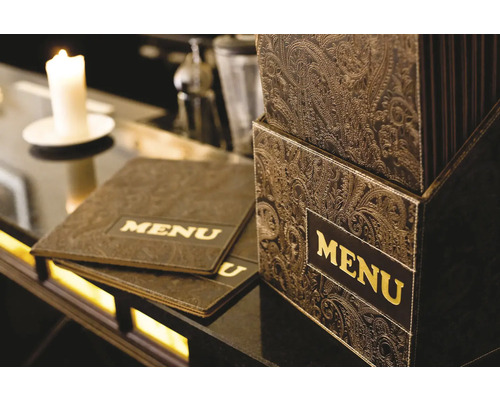 Menükartenhalter und Menükarten mit Muster auf einem Tisch