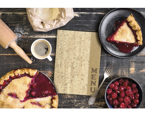 Szene mit Menü, Kuchen, Kirschen, Mehl, Kaffeetasse und Nudelholz auf einem Tisch