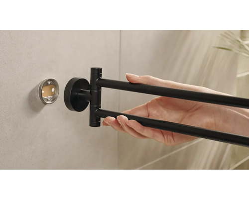 Wandmontierter, schwenkbarer Handtuchhalter mit zwei Armen zur Badgestaltung.