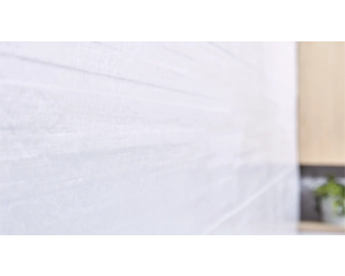 Nahaufnahme einer weißen Wandfliese mit leichter Textur