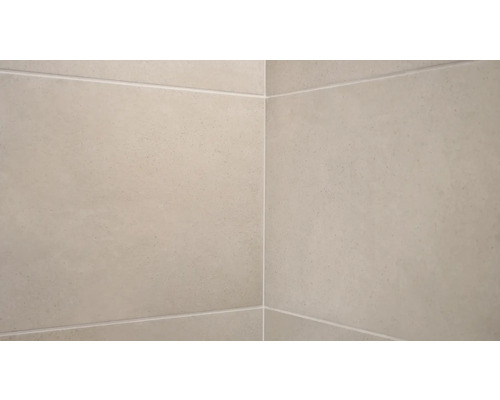 Wandfliesen mit Fugen im Innenbereich