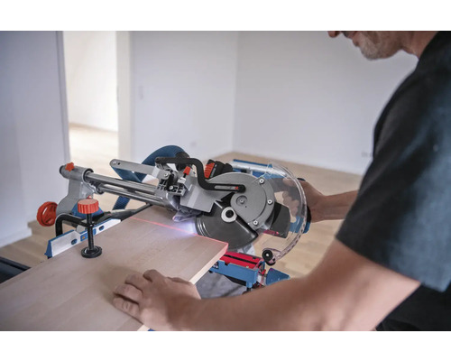 Kapp- und Gehrungssäge im Einsatz zum Schneiden eines Holzbretts