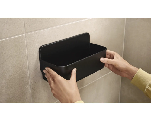 Anbringung einer schwarzen Duschablage an der Wand