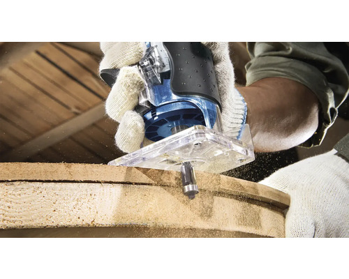 Oberfräse im Einsatz zum Bearbeiten eines Holzstücks