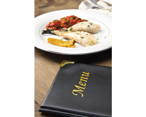 Ein Teller mit Fischgericht und ein Menü auf einem Holztisch.