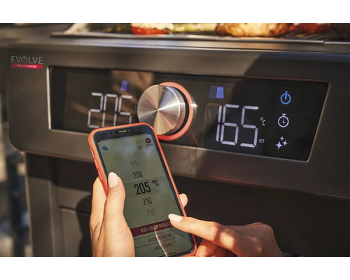 Nahaufnahme eines Grills mit digitalem Display, das per Smartphone gesteuert wird.