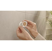Eine Person hält ein magnetisches Befestigungssystem in der Hand