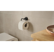 Toilettenpapierhalter mit Toilettenpapierrolle an der Wand