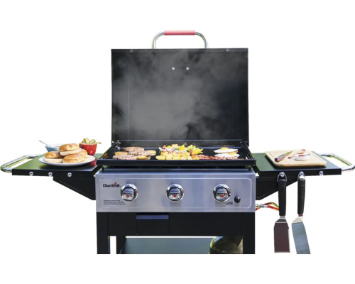 Grill mit offener Grillfläche und Speisen