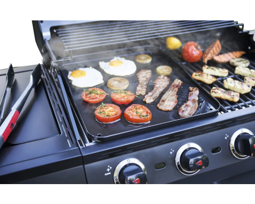 Grill mit Eiern, Speck, Tomaten und anderem Grillgut