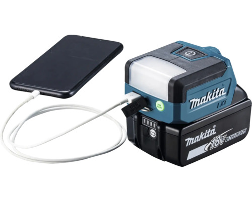 Makita Akku-Lampe mit USB-Ladefunktion und angeschlossenem Smartphone
