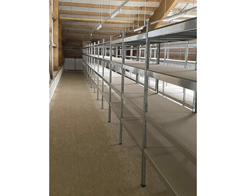 Lagerraum mit Regalen zur Aufbewahrung