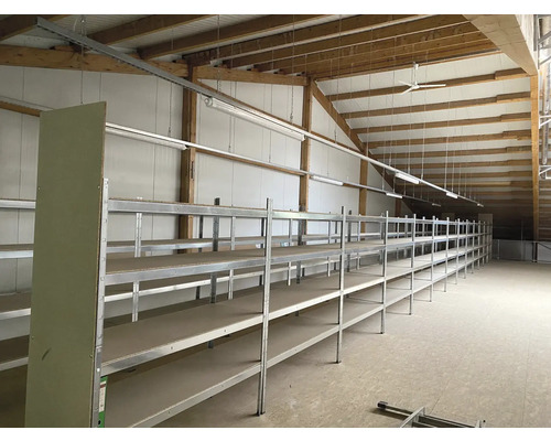 Lagerraum mit Regalen aus Metall und Holz