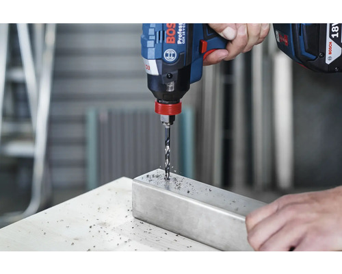 Person bohrt mit einem Akku-Bohrschrauber ein Metallstück.