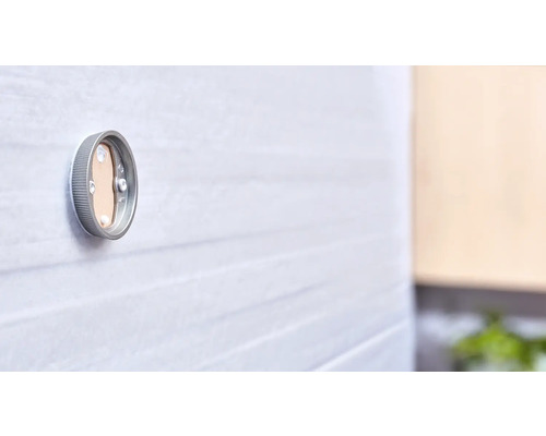 Magnetischer Möbelknopf aus Metall an einer Schranktür befestigt.