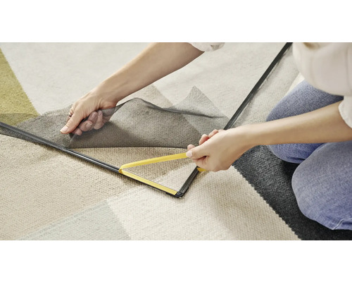 Montage eines Insektenschutzgitters an einem Fensterrahmen