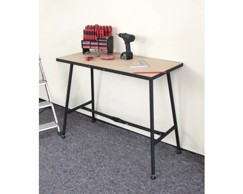 Werkbank mit Werkzeug, Schraubendrehern, Schrauben, Bohrmaschine und Bleistift