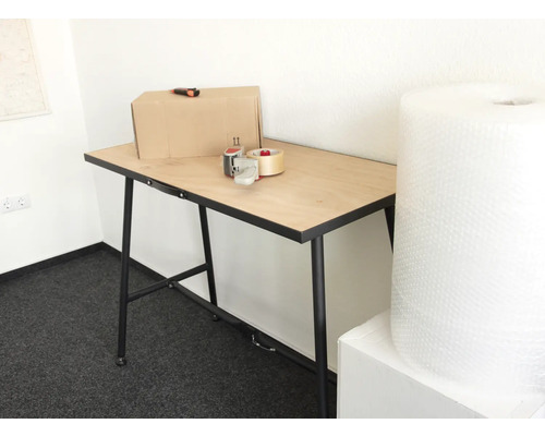 Packtisch mit Karton, Klebebandabroller und Luftpolsterfolie