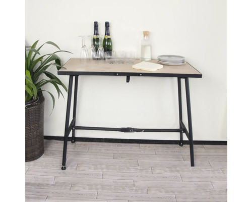 Servierwagen mit Rollen, ausgestattet mit Flaschen, Gläsern und Geschirr.