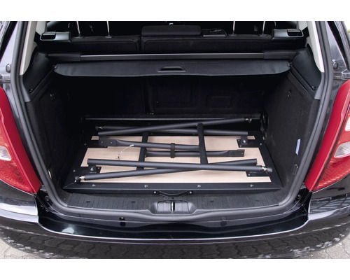 Klapptisch im Kofferraum eines Autos