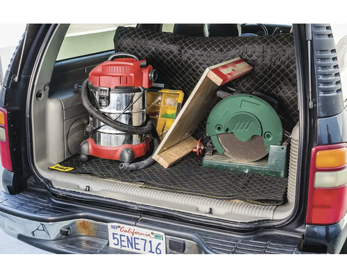 Ein Kofferraum mit Werkzeugen und Geräten, darunter ein Staubsauger, eine Säge und Holz