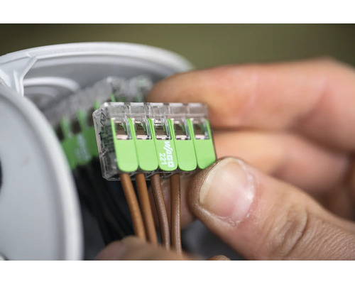 Person verbindet Kabel mit einer Wago 221-Klemme.