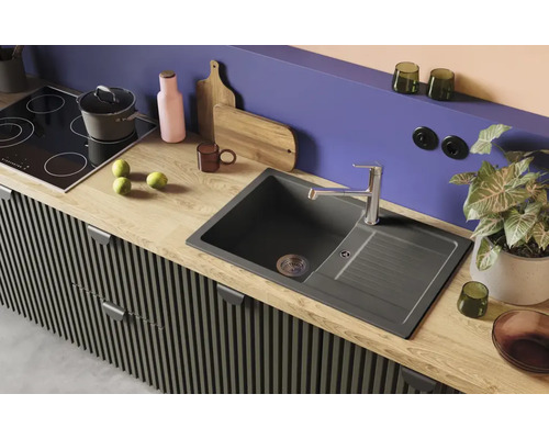 Küchenszene mit Spüle, Kochfeld und Arbeitsplatte