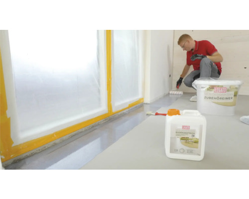 Raumansicht mit Person beim Auftragen von Lugato Bodenanstrich