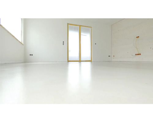 Heller Raum mit Fenster, Tür und Installationen an der Wand