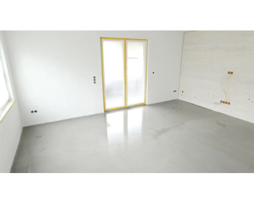 Heller Raum mit Estrichboden, Fenster und Elektroinstallation