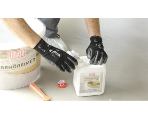 Verarbeitung von Lugato Designboden Versiegelung mit Arbeitshandschuhen